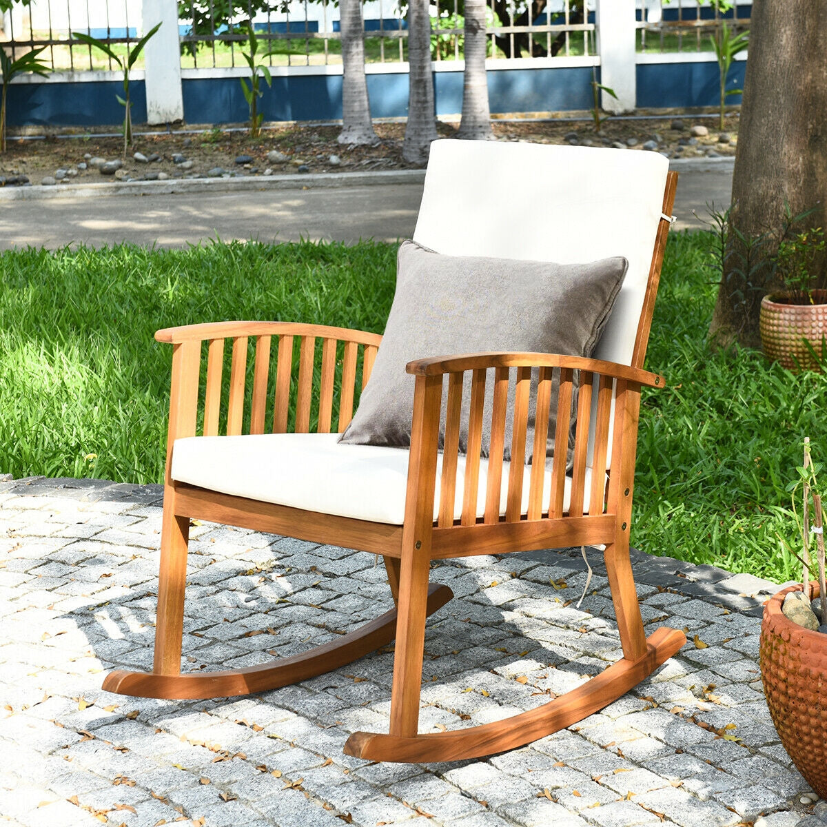 Mecedora de exterior de madera de acacia con cojines desmontables y lavables