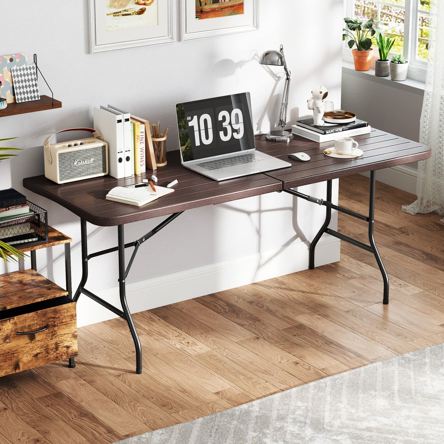 Mesa Plegable de 6 Pies con Tablero de HDPE con Vetas de Madera y Mecanismo de Bloqueo Seguro - Marrón