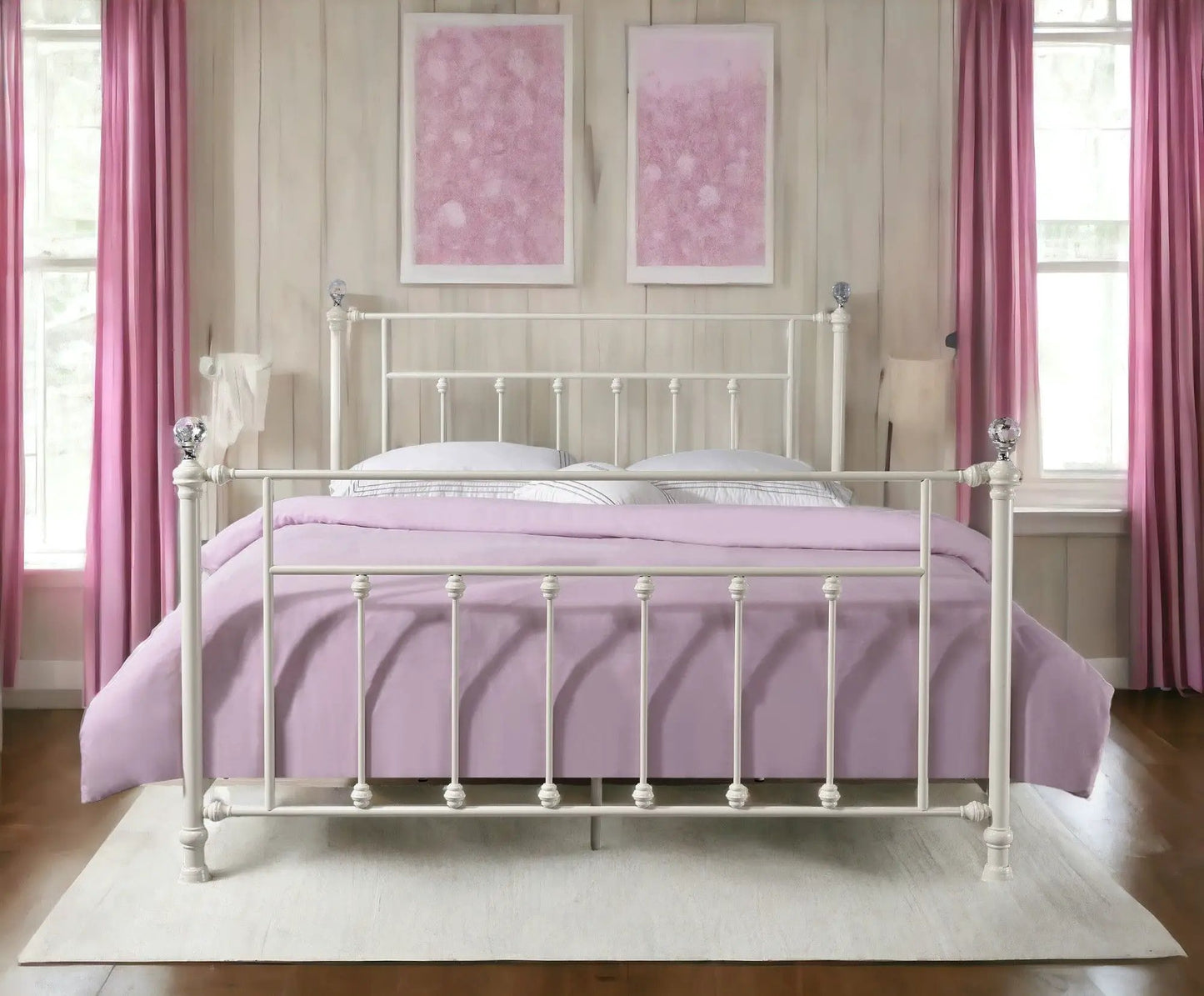 Comet Bed With Elegant Spindle Design and Frame