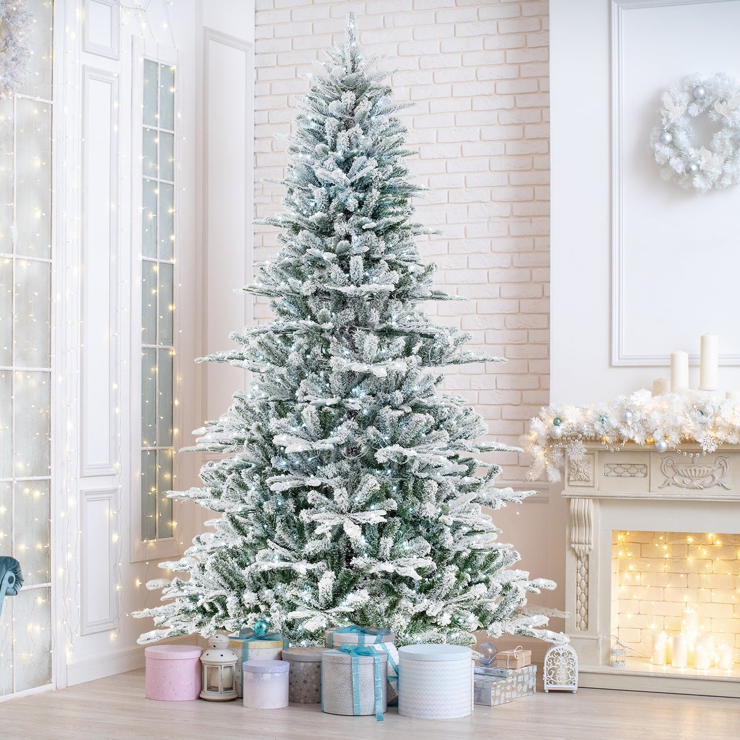 Árbol de Navidad artificial de 8 pies con nieve flocada y luces LED blancas frías