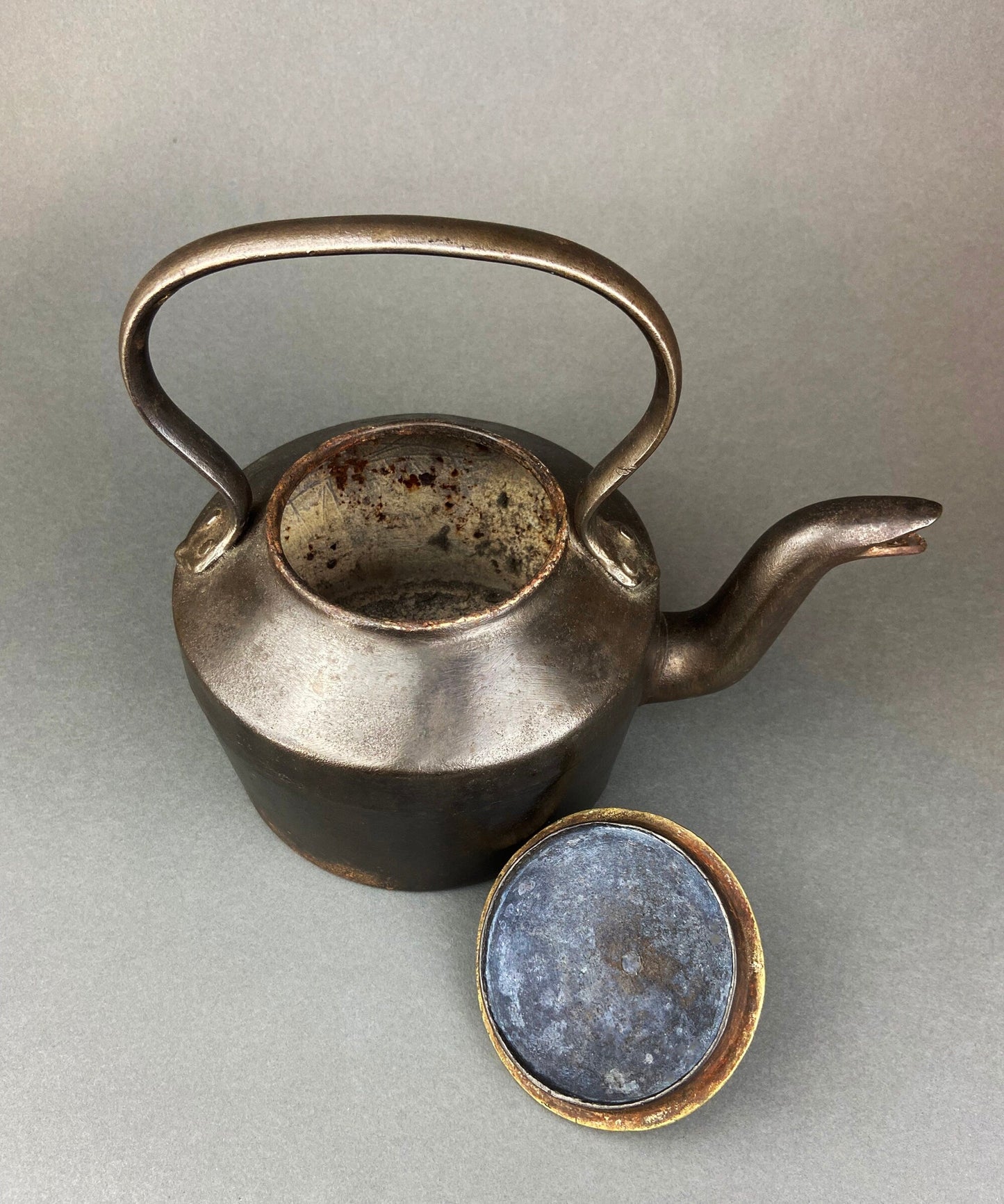 Antique Iron Kettle with Brass Cover.  Old English, Heavy Kettle.  No 1, J&J Siddons, Westbromwich, 4 pints. - Tampa Home & Garden Store