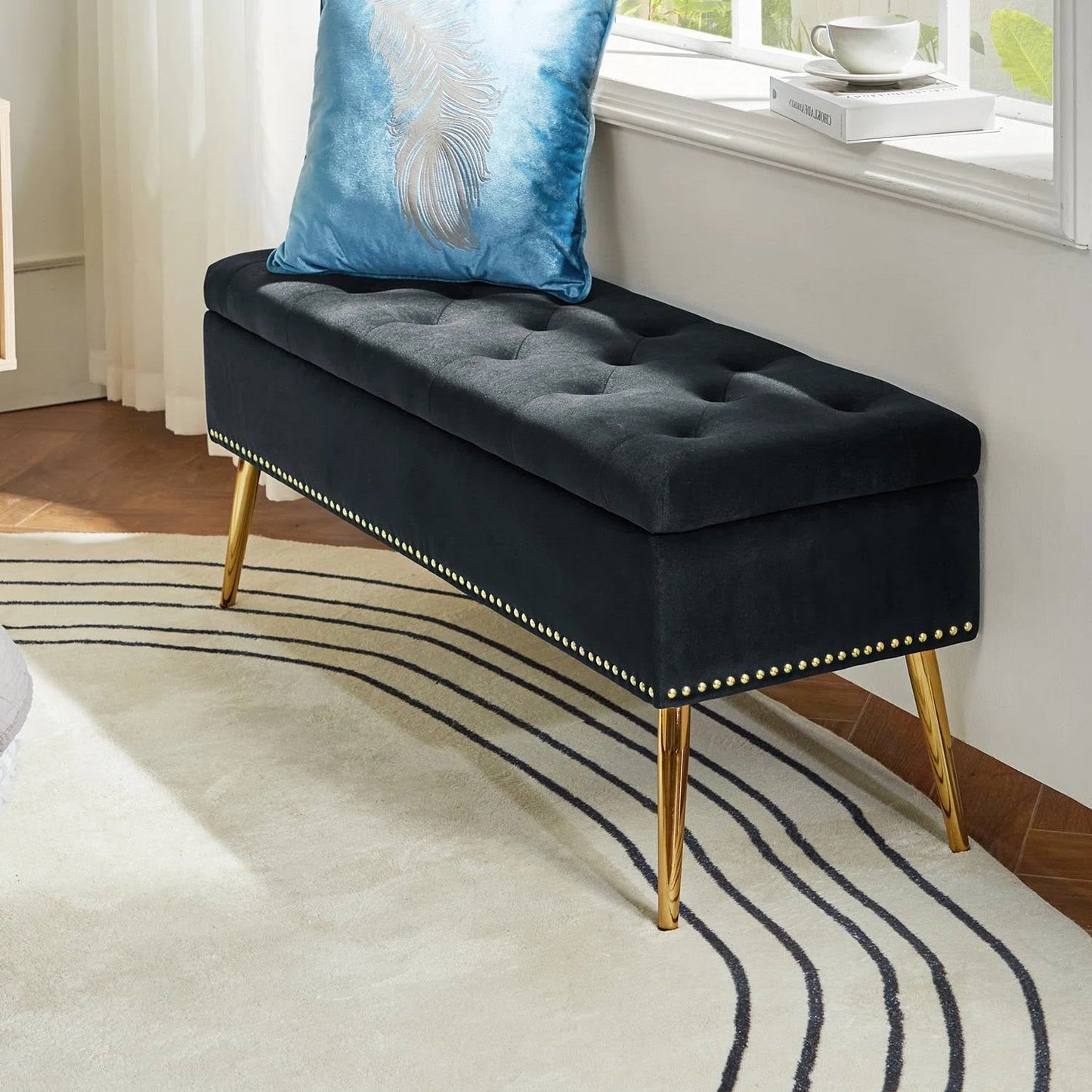 Banco de Almacenamiento Mid-Century Modern para Pie de Cama con Asiento de Terciopelo Negro y Patas Doradas