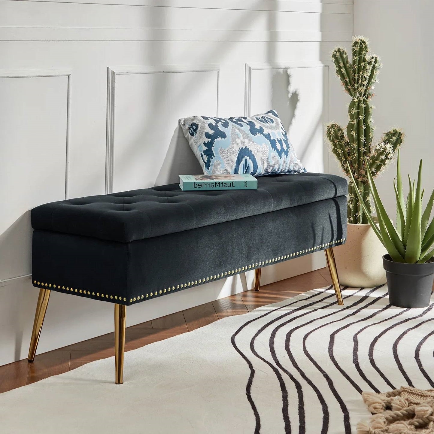 Banco de Almacenamiento Mid-Century Modern para Pie de Cama con Asiento de Terciopelo Negro y Patas Doradas