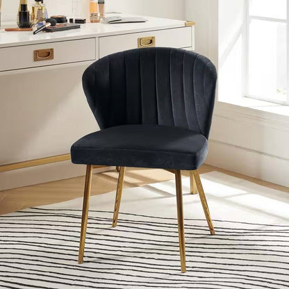 Sillón decorativo de terciopelo negro con respaldo de alas y patas de metal dorado