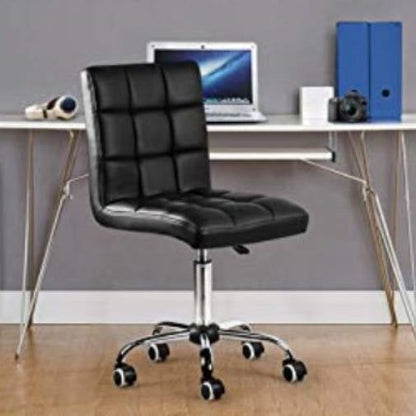 Silla de oficina moderna de respaldo medio en piel sintética negra con reposabrazos extraíbles