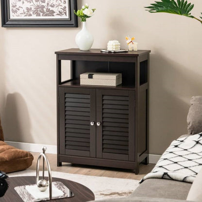 Armario para ropa de baño rústico marrón con puertas de celosía y estante abierto