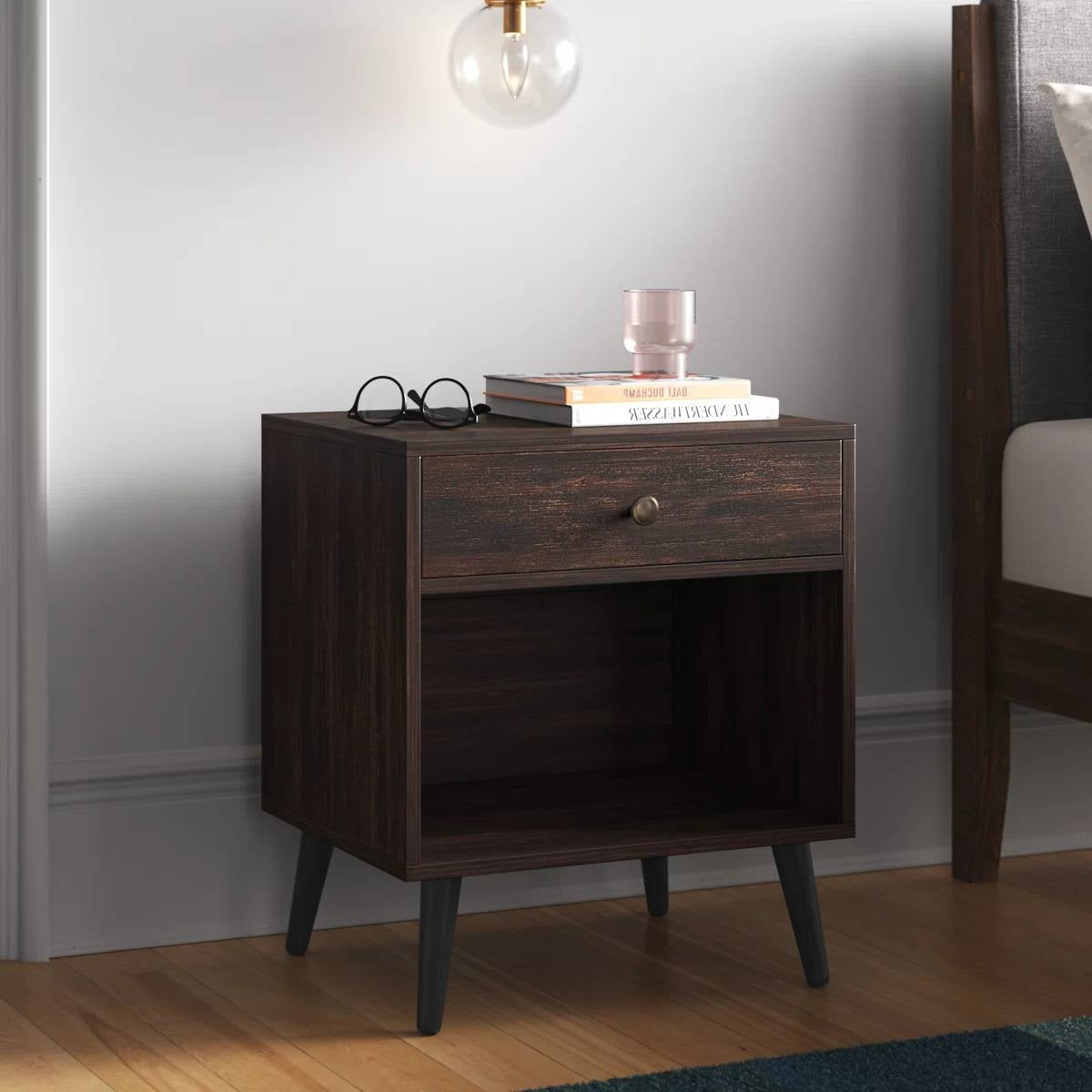 Mesa auxiliar de noche con 1 cajón de estilo moderno de mediados de siglo en acabado de madera marrón oscuro
