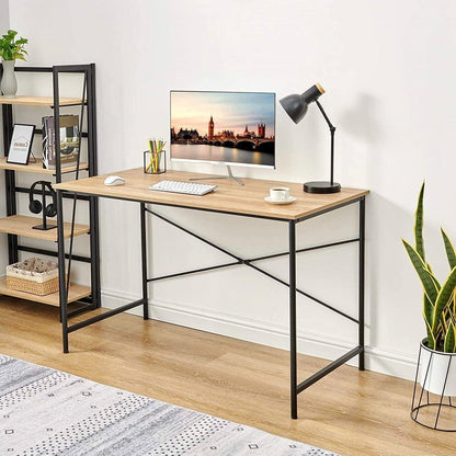 Mesa de escritorio de ordenador moderna para oficina en casa con estructura de metal negro y tablero de madera en roble