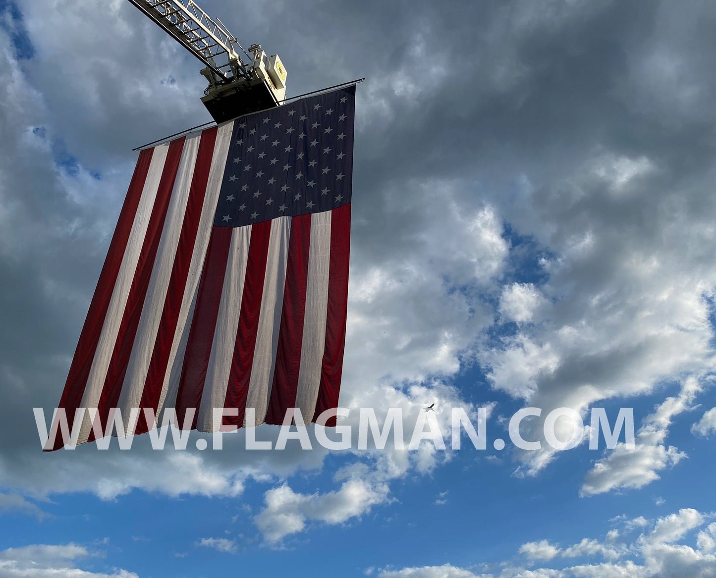 Drapeau américain en polyester ventilé AerialVent™ pour affichage aérien | Fabriqué aux États-Unis