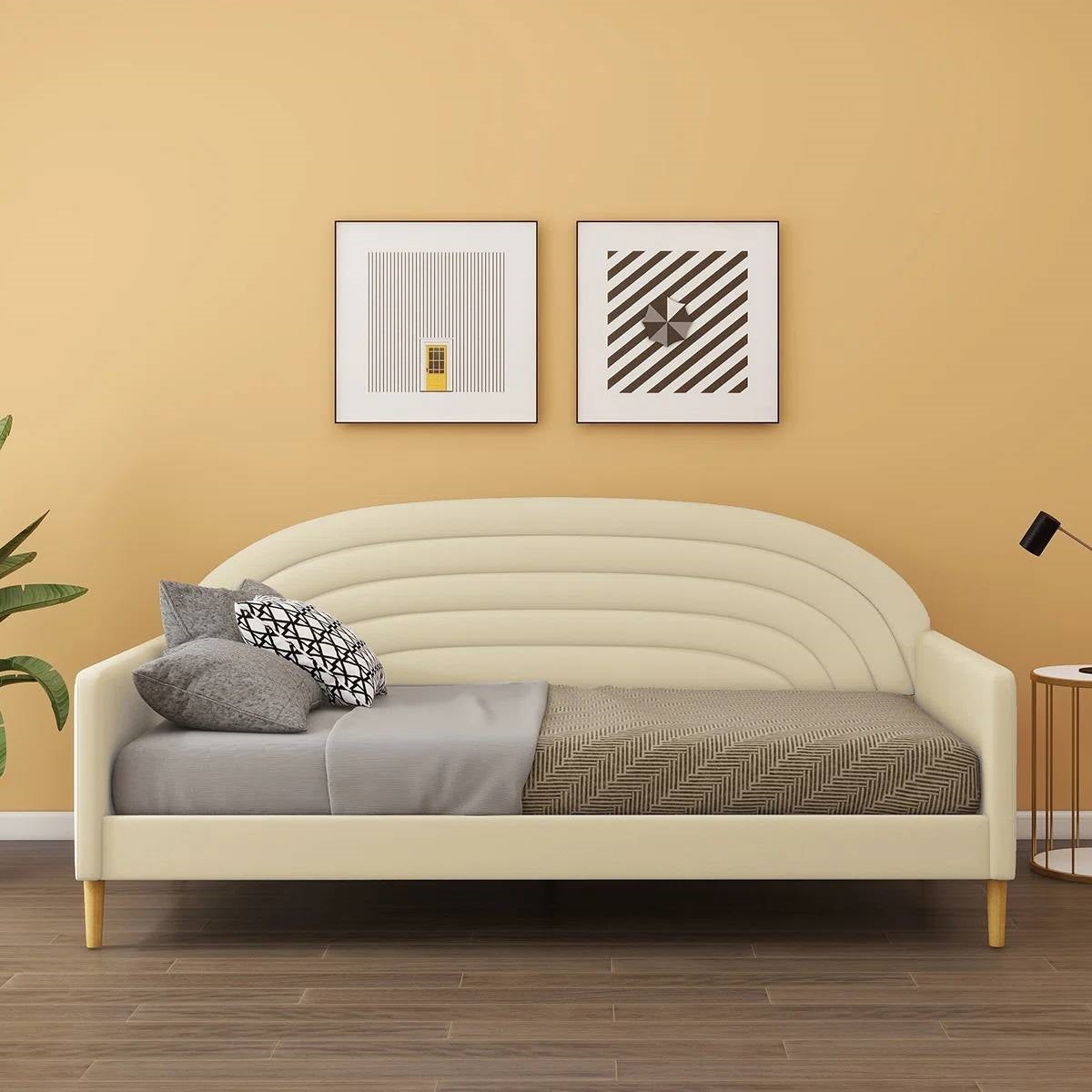 Cama de día tapizada de terciopelo crema blanquecino de tamaño doble, estilo moderno de mediados de siglo