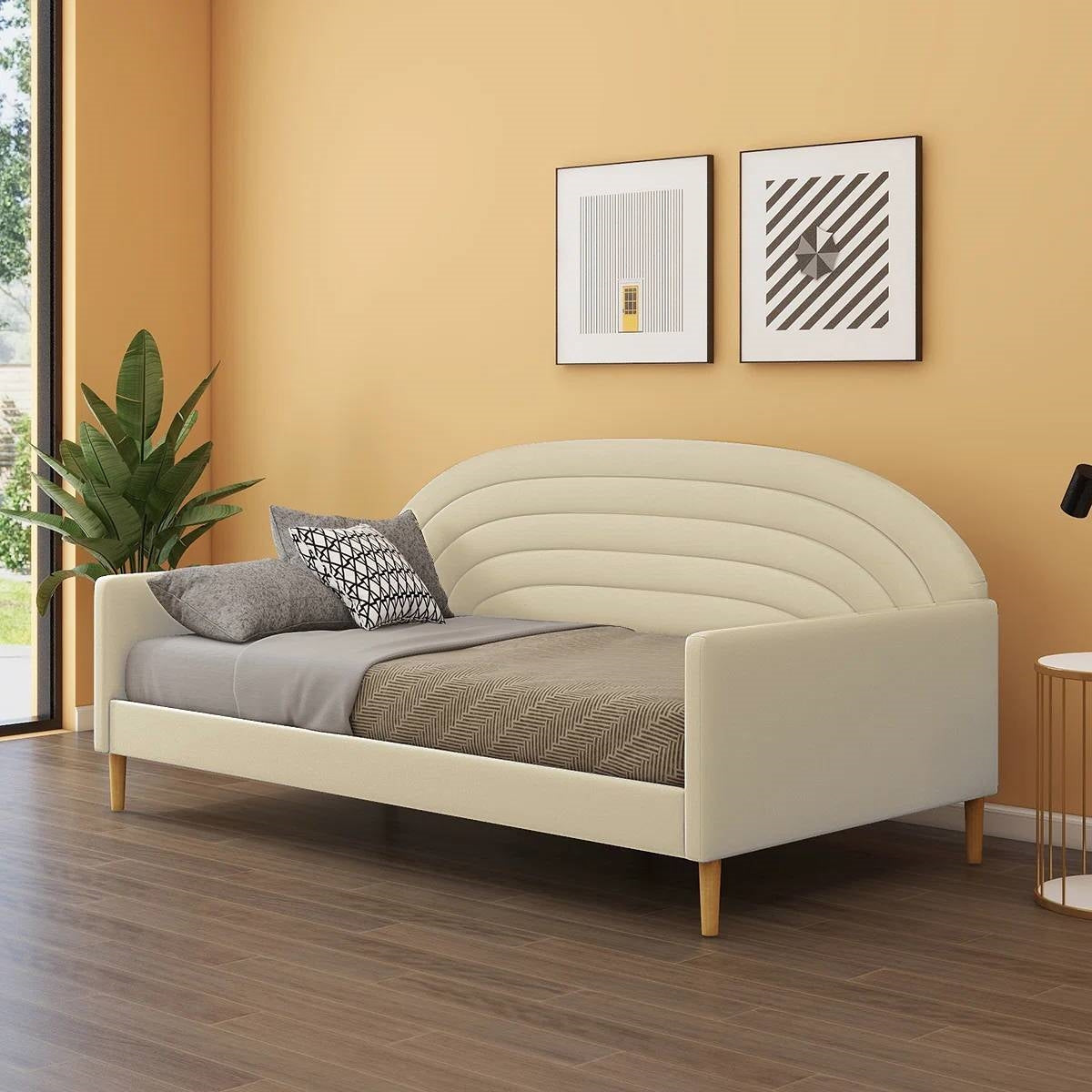 Cama de día tapizada de terciopelo crema blanquecino de tamaño doble, estilo moderno de mediados de siglo