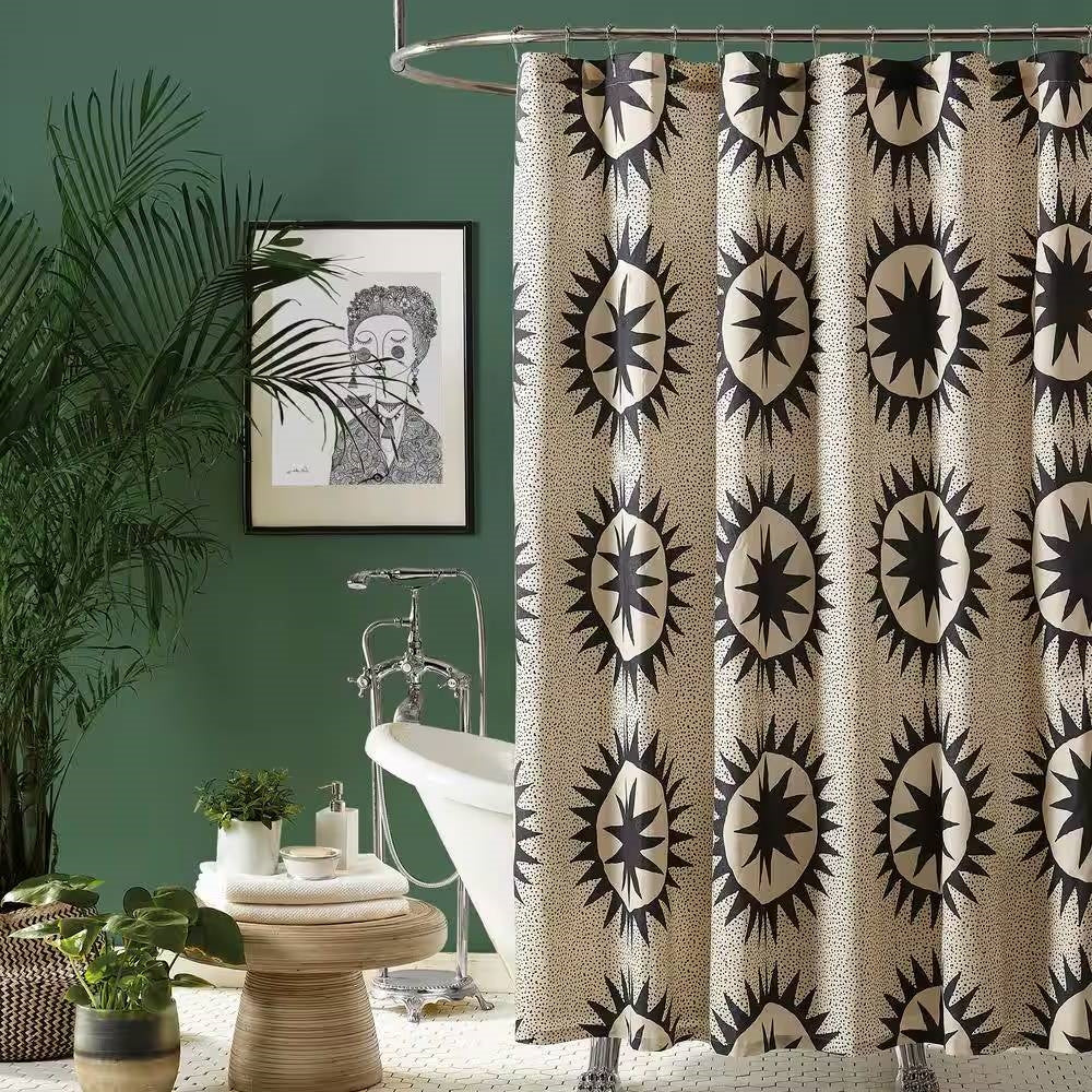 Cortina de ducha de algodón y poliéster de 183 x 183 cm con patrón de medallón de sol y estrellas en crema y marrón.