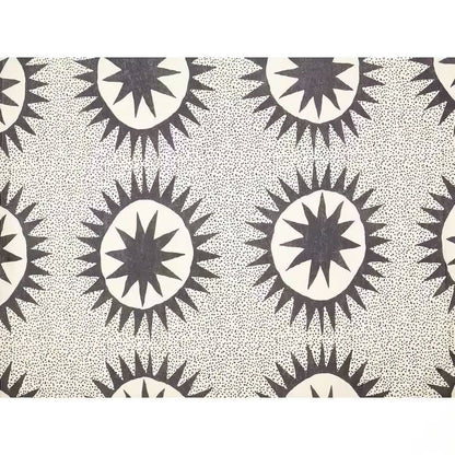 Cortina de ducha de algodón y poliéster de 183 x 183 cm con patrón de medallón de sol y estrellas en crema y marrón.