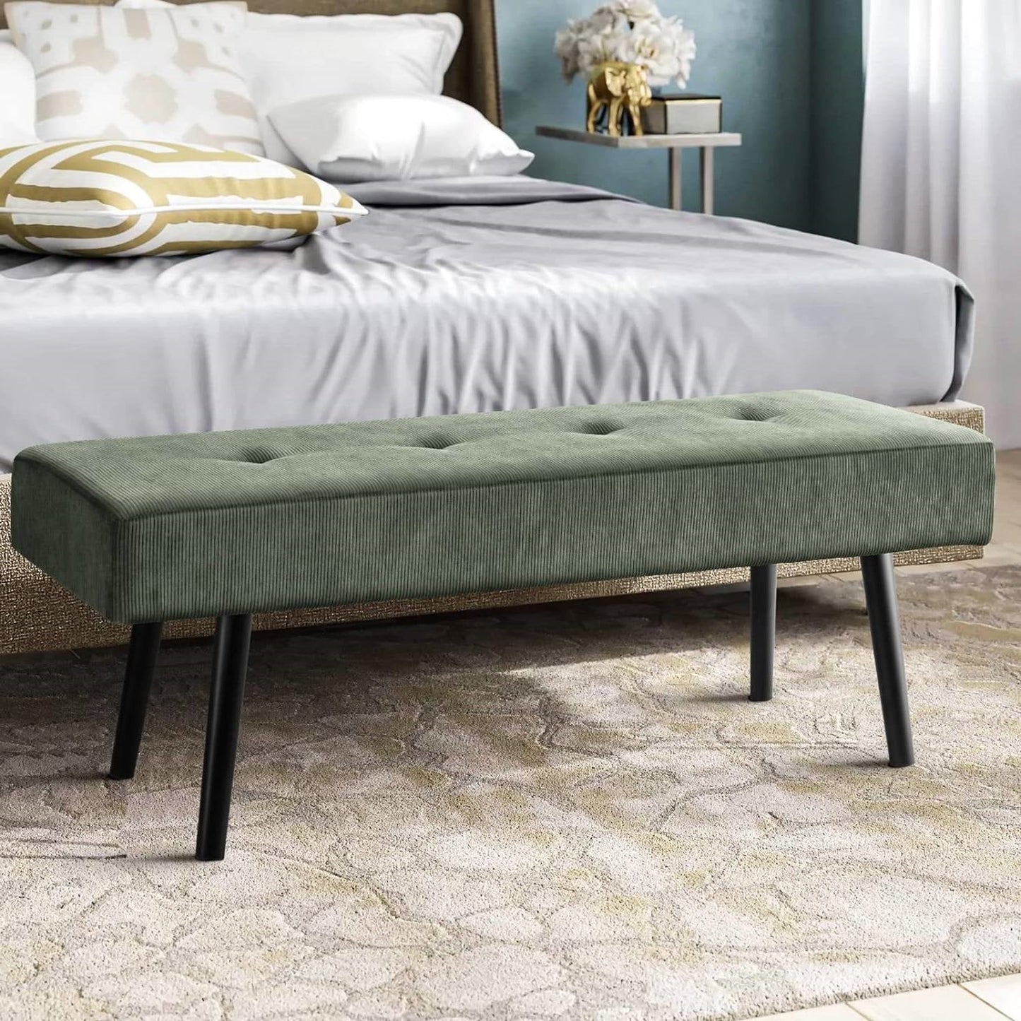 Banco para pie de cama tapizado en pana verde de mediados de siglo con patas de metal negras