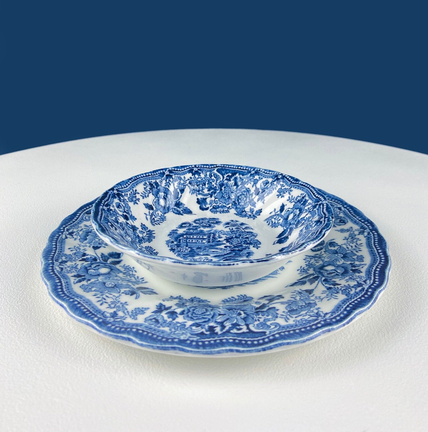 Collection of Fine English Blue White Tableware. 3 Plates & 2 Berry Bowls. Lochs of Scotland. Huddington Court. Tonquin by Mott. Rustic Home - Tampa Home & Garden Store