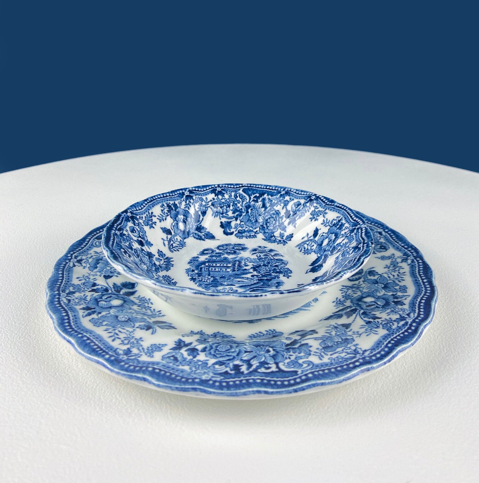 Collection of Fine English Blue White Tableware. 3 Plates & 2 Berry Bowls. Lochs of Scotland. Huddington Court. Tonquin by Mott. Rustic Home - Tampa Home & Garden Store