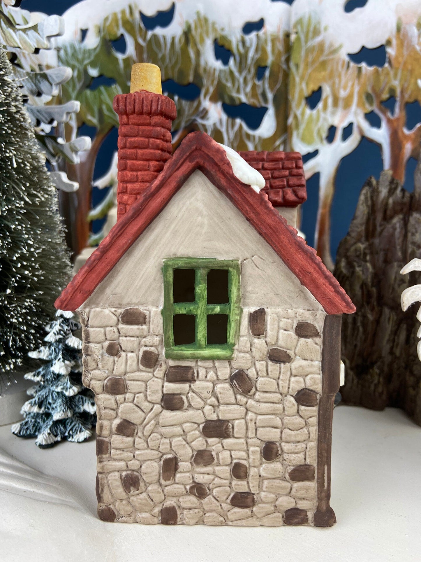 Crowntree Inn Christmas Village House by Dept 56.  Illuminated  Dickens Village Series. Made in Taiwan. Christmas Village/Diorama. - Tampa Home & Garden Store