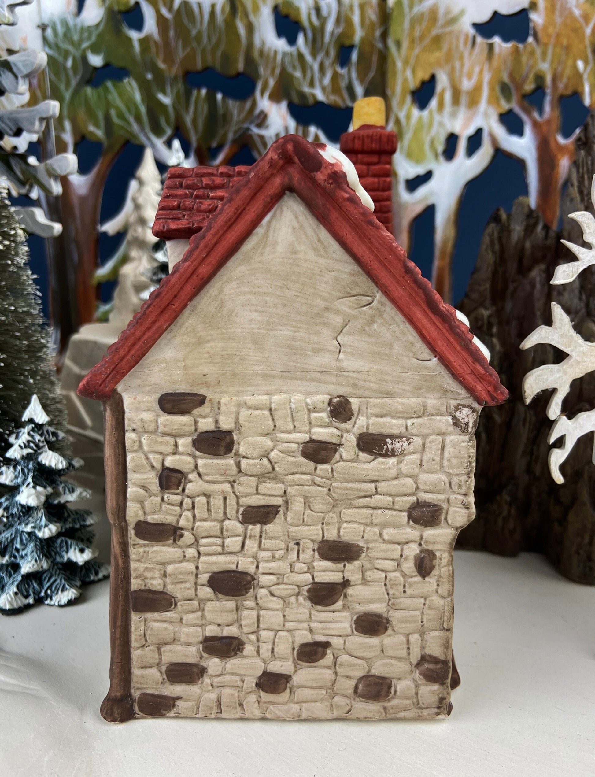 Crowntree Inn Christmas Village House by Dept 56.  Illuminated  Dickens Village Series. Made in Taiwan. Christmas Village/Diorama. - Tampa Home & Garden Store