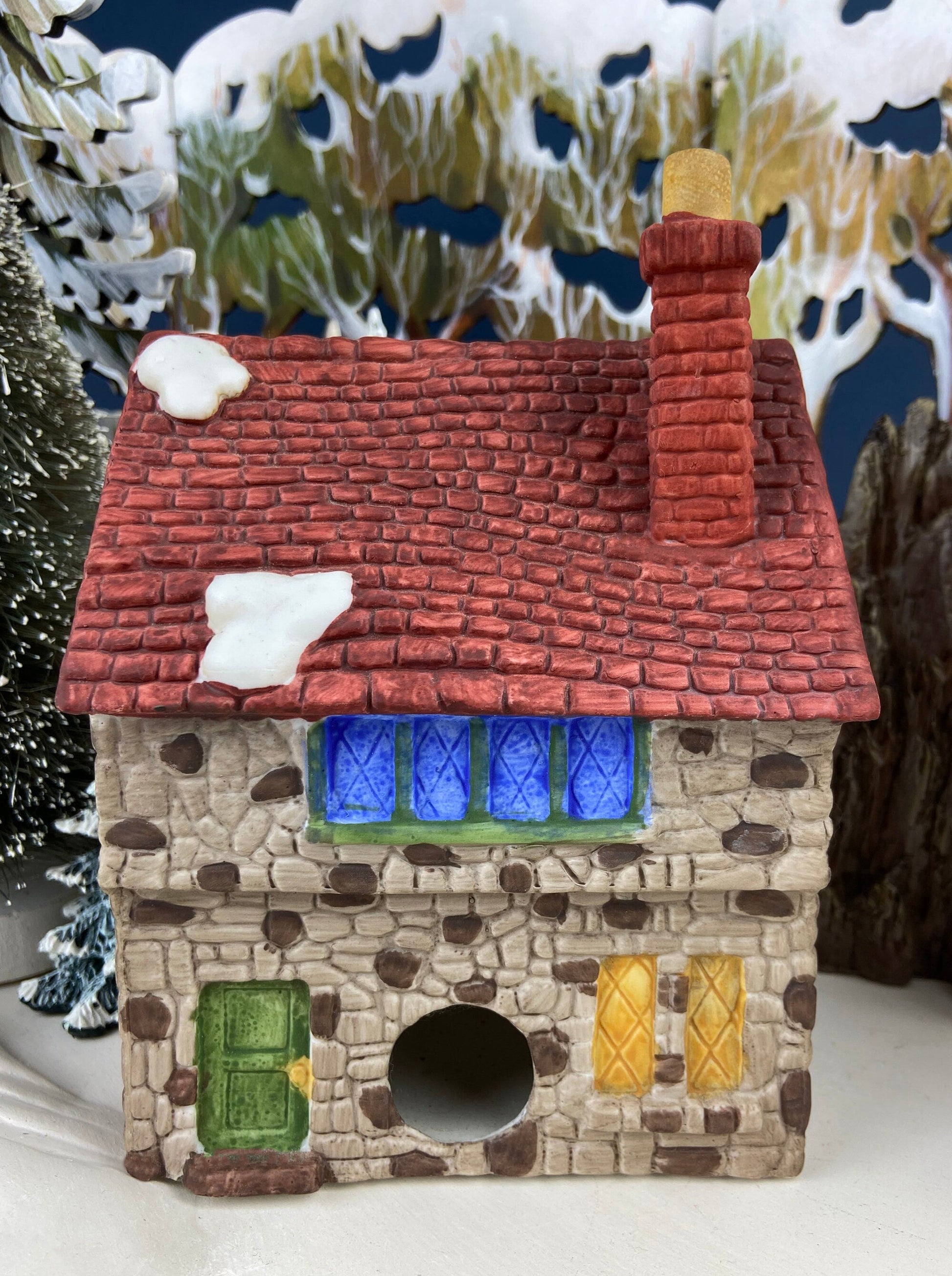 Crowntree Inn Christmas Village House by Dept 56.  Illuminated  Dickens Village Series. Made in Taiwan. Christmas Village/Diorama. - Tampa Home & Garden Store