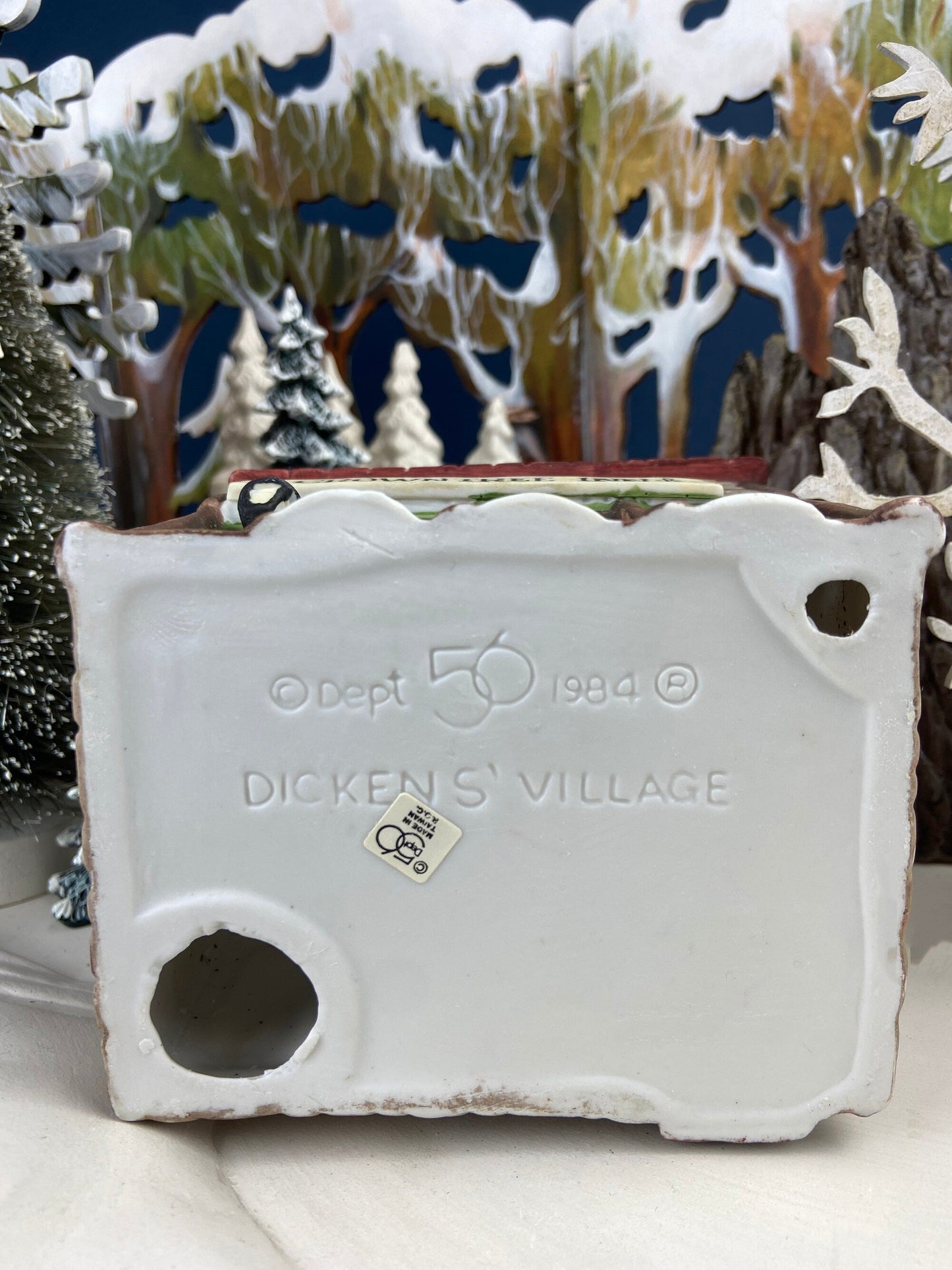 Crowntree Inn Christmas Village House by Dept 56.  Illuminated  Dickens Village Series. Made in Taiwan. Christmas Village/Diorama. - Tampa Home & Garden Store