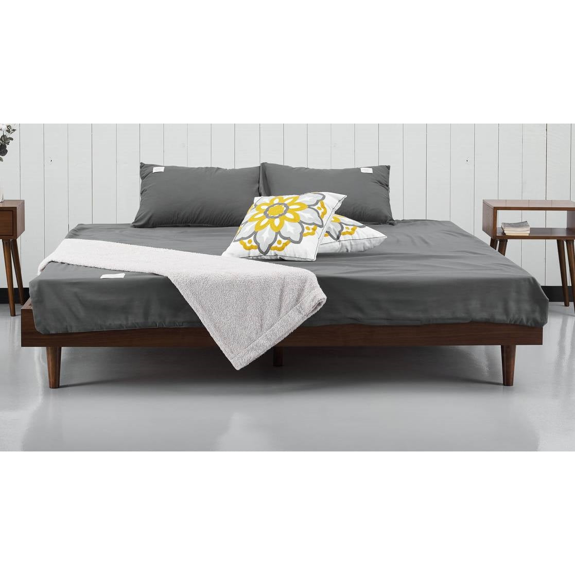 Base de cama plataforma tamaño King de estilo moderno de mediados de siglo con acabado de madera oscura