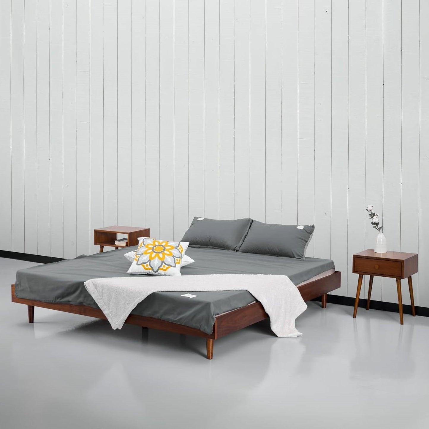 Base de cama plataforma tamaño King de estilo moderno de mediados de siglo con acabado de madera oscura