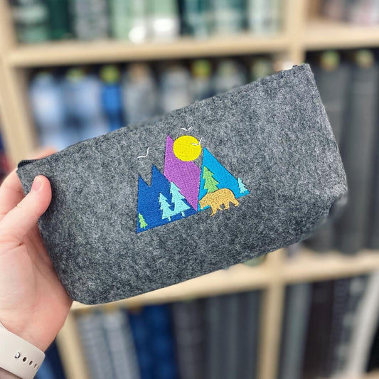 Pochette zippée en feutre brodée avec scène d'ours de montagne colorée