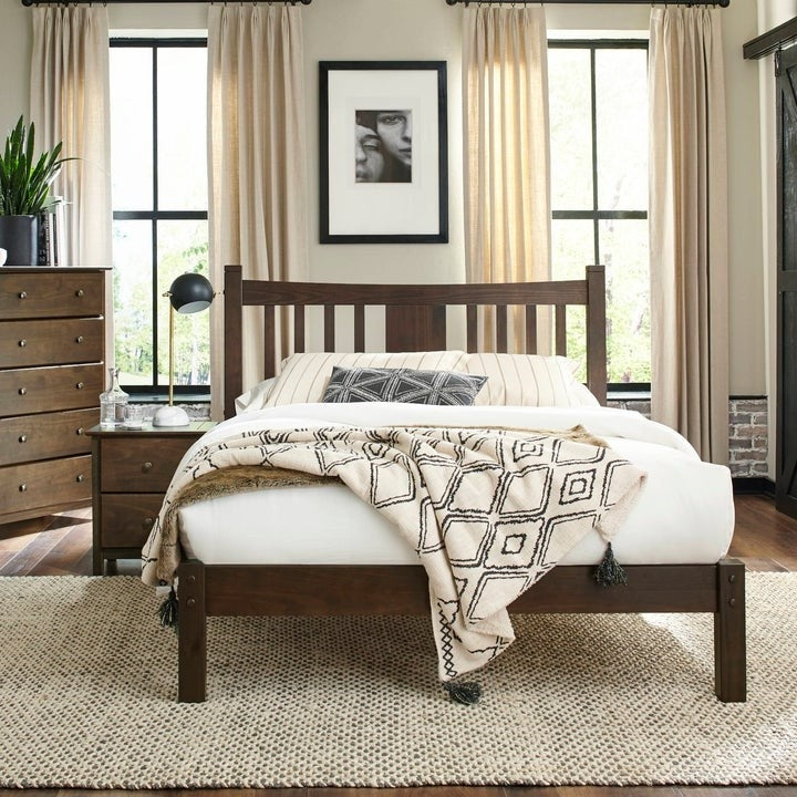 Cama de plataforma de madera maciza de pino tamaño Queen con cabecero en Espresso