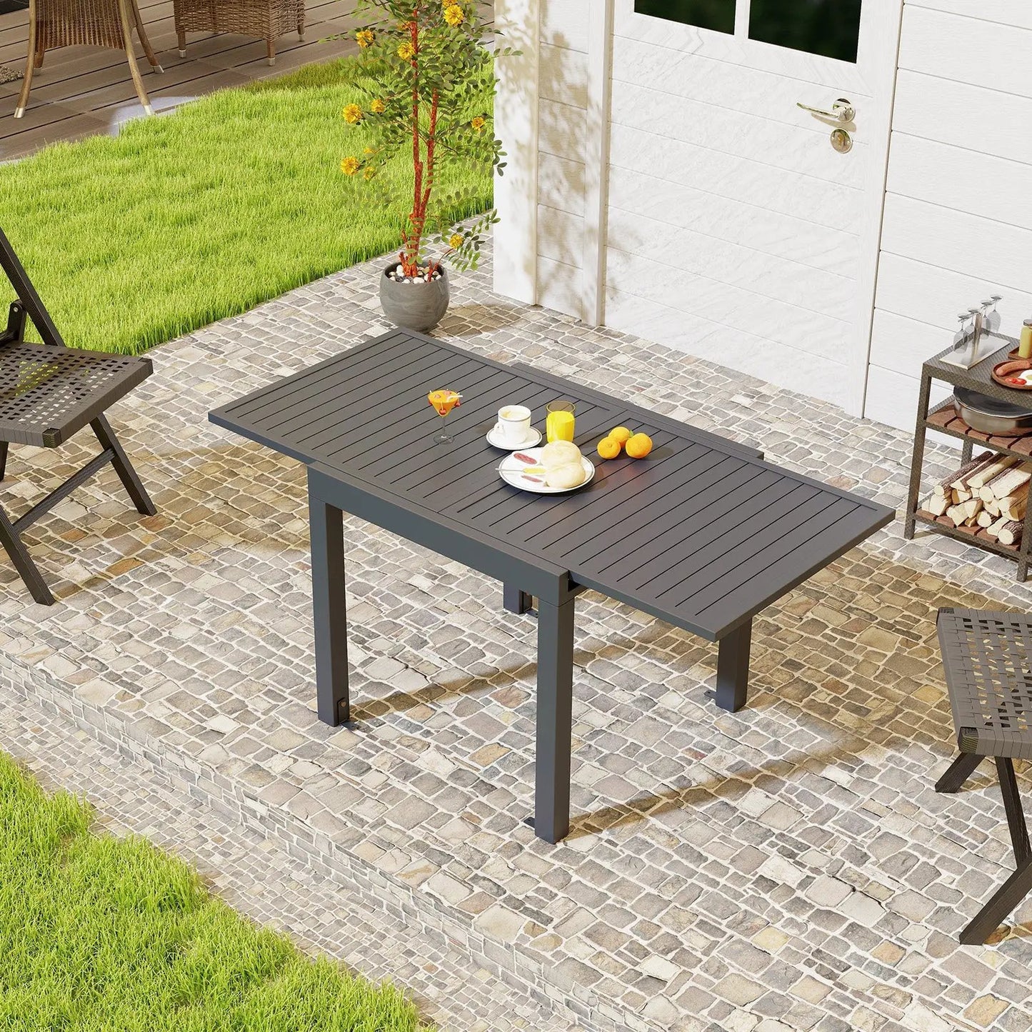 Expandable Patio Table for 4-6 Guests Aluminum
