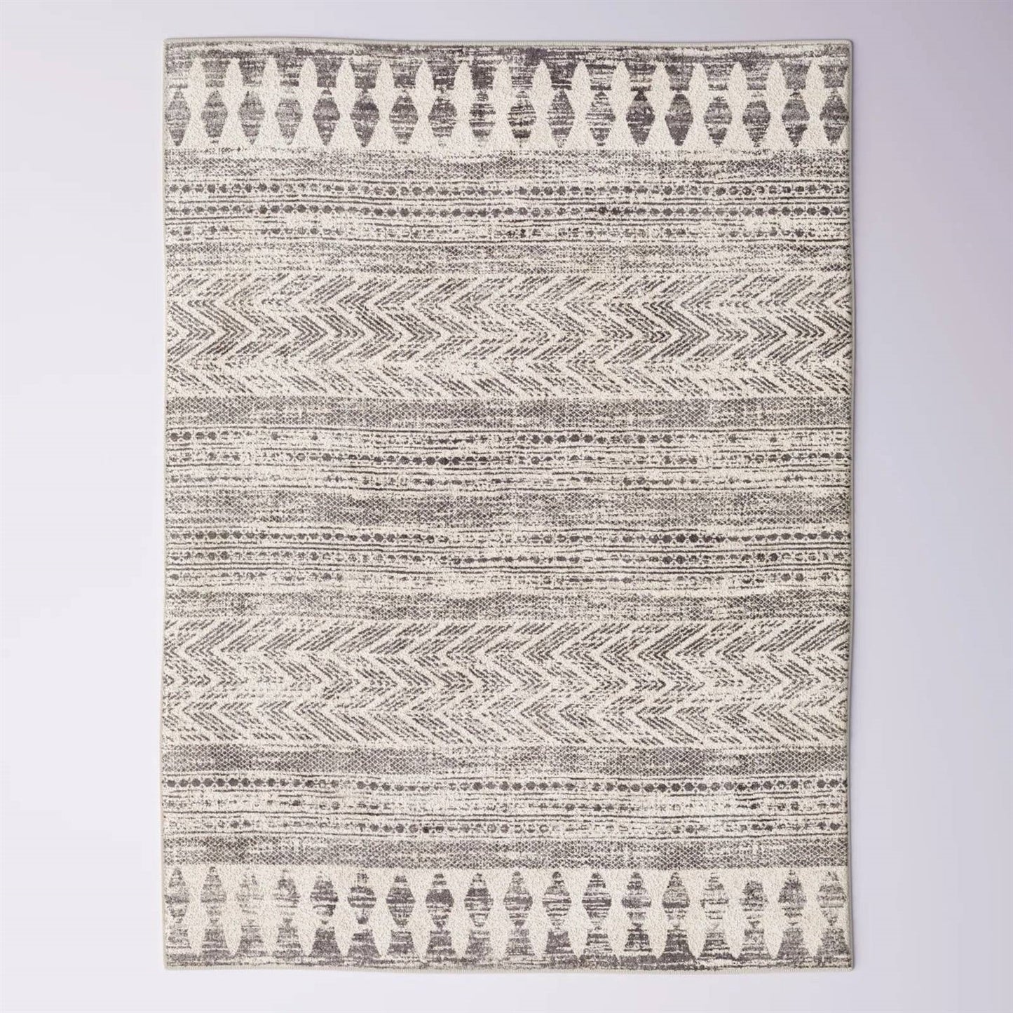 Alfombra de área estilo bohemio con diseño geométrico de rayas chevron en gris y marfil de 5 x 7 pies