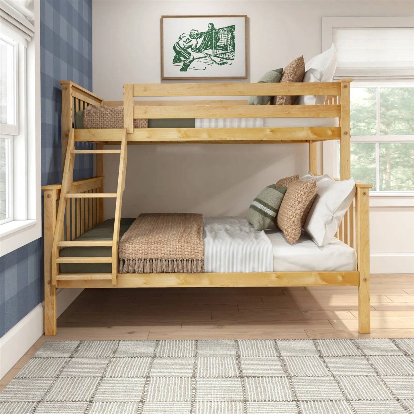 Litera de madera maciza tamaño individual sobre matrimonial con acabado de madera de pino natural