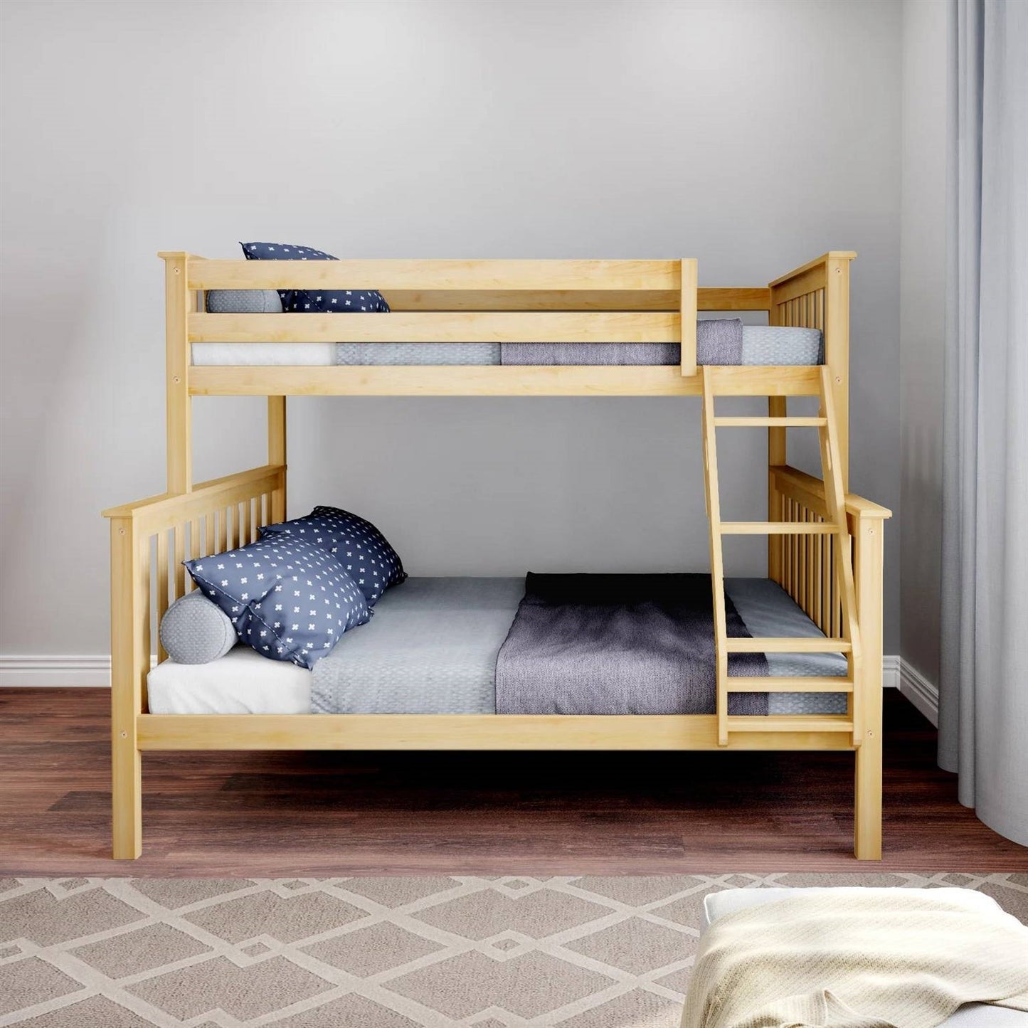Litera de madera maciza tamaño individual sobre matrimonial con acabado de madera de pino natural