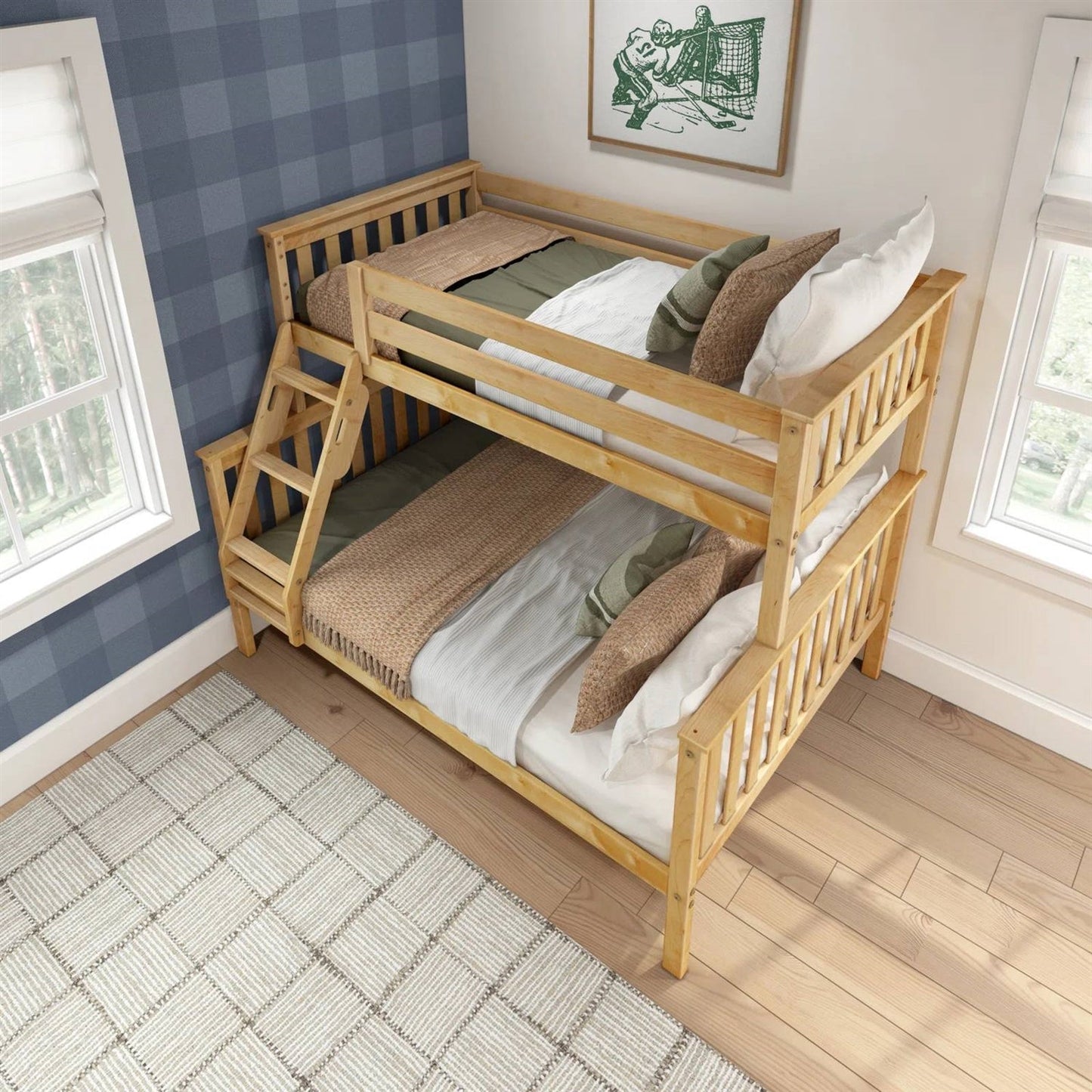 Litera de madera maciza tamaño individual sobre matrimonial con acabado de madera de pino natural