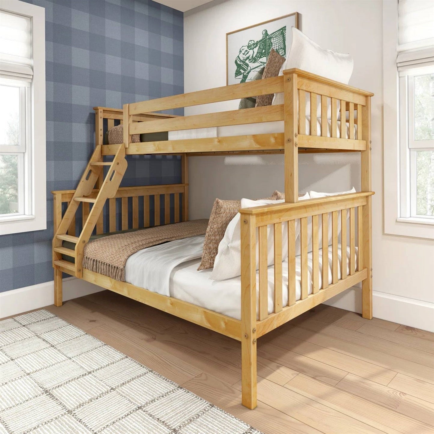 Litera de madera maciza tamaño individual sobre matrimonial con acabado de madera de pino natural