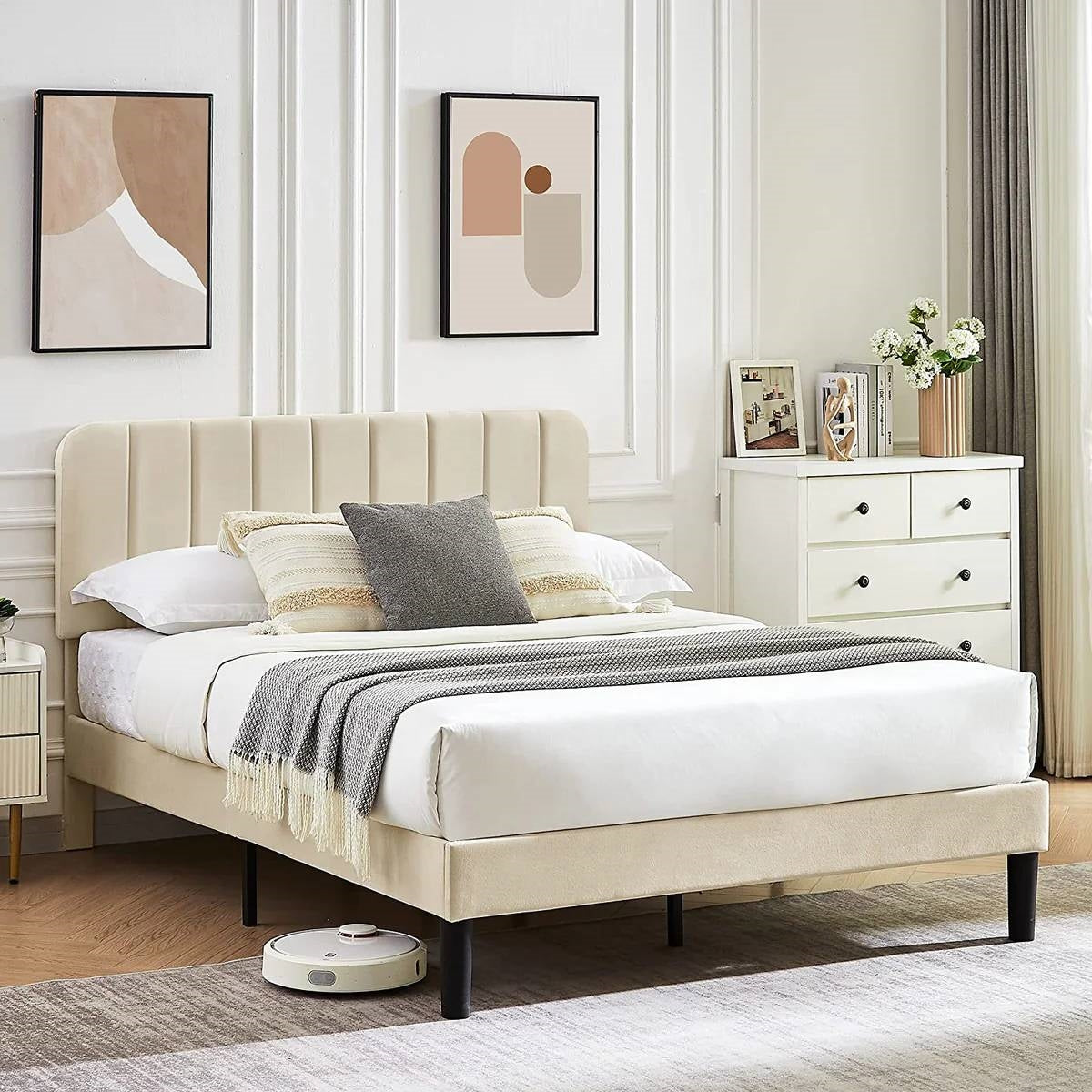 Base de cama tapizada beige de tamaño matrimonial con cabecero