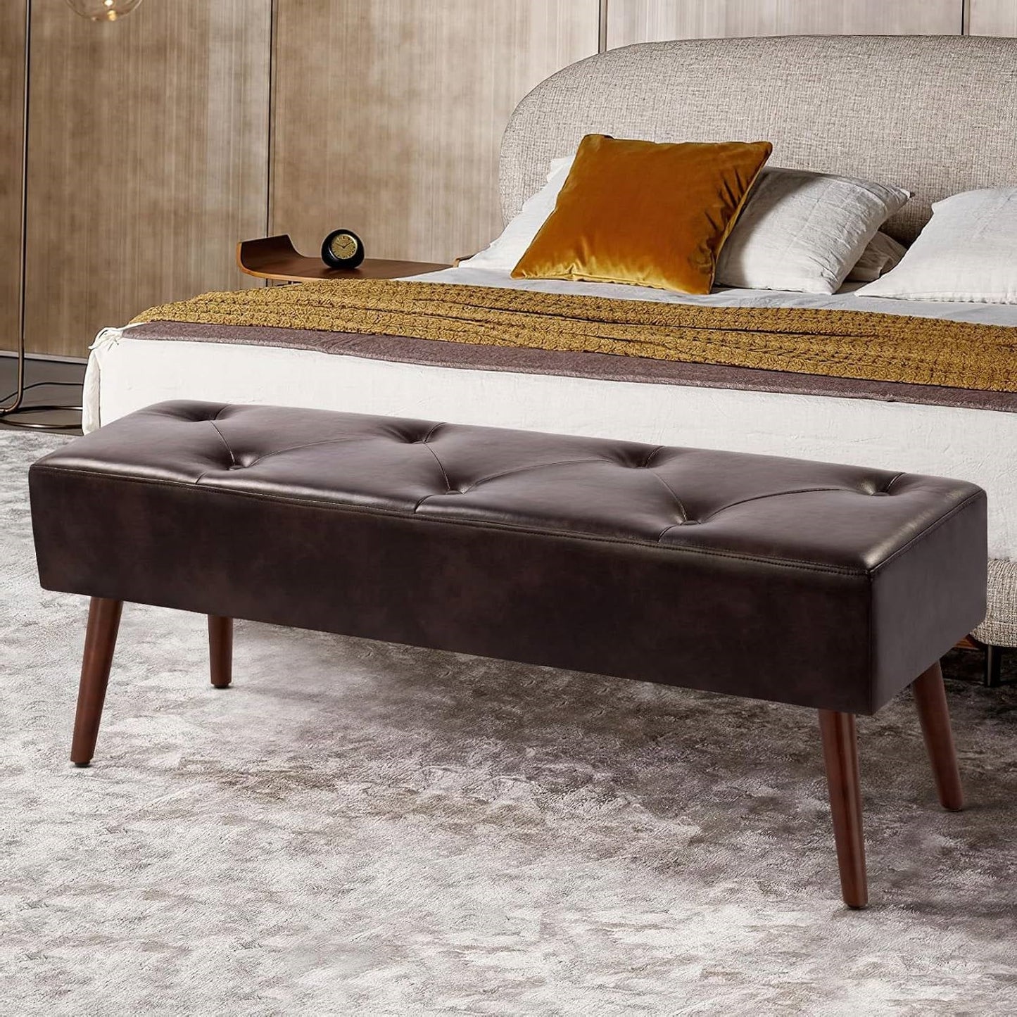Banco de Cama de Mediados de Siglo con Asiento Tapizado en Piel Marrón Oscuro y Patas de Madera Maciza