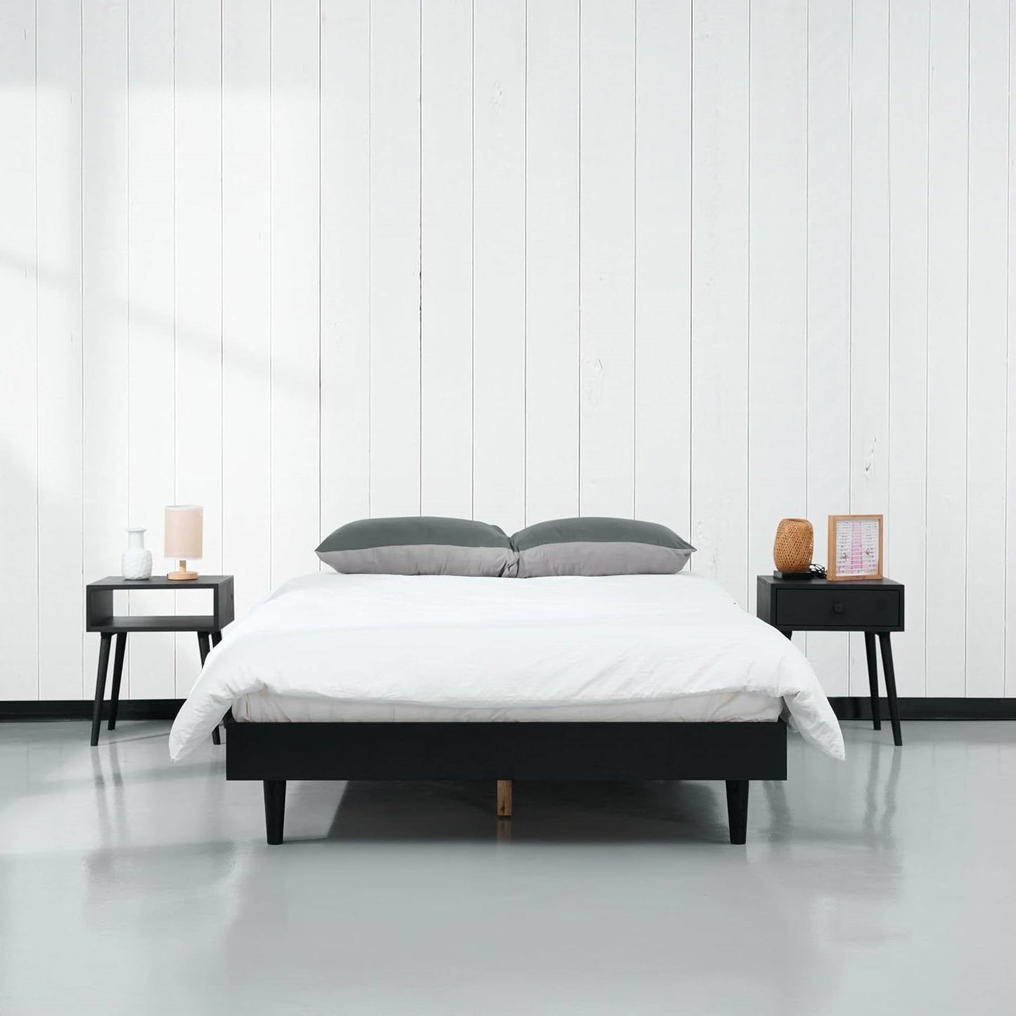 Base de cama moderna de mediados de siglo de tamaño matrimonial con acabado de madera negra