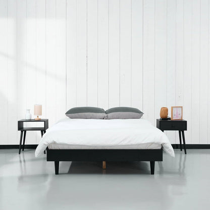 Base de cama moderna de mediados de siglo de tamaño matrimonial con acabado de madera negra