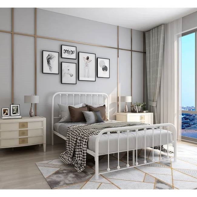 Estructura de cama matrimonial clásica de metal blanco con cabecero y pie de cama de listones