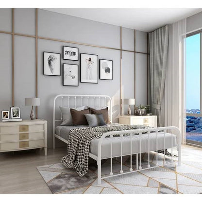 Estructura de cama matrimonial clásica de metal blanco con cabecero y pie de cama de listones