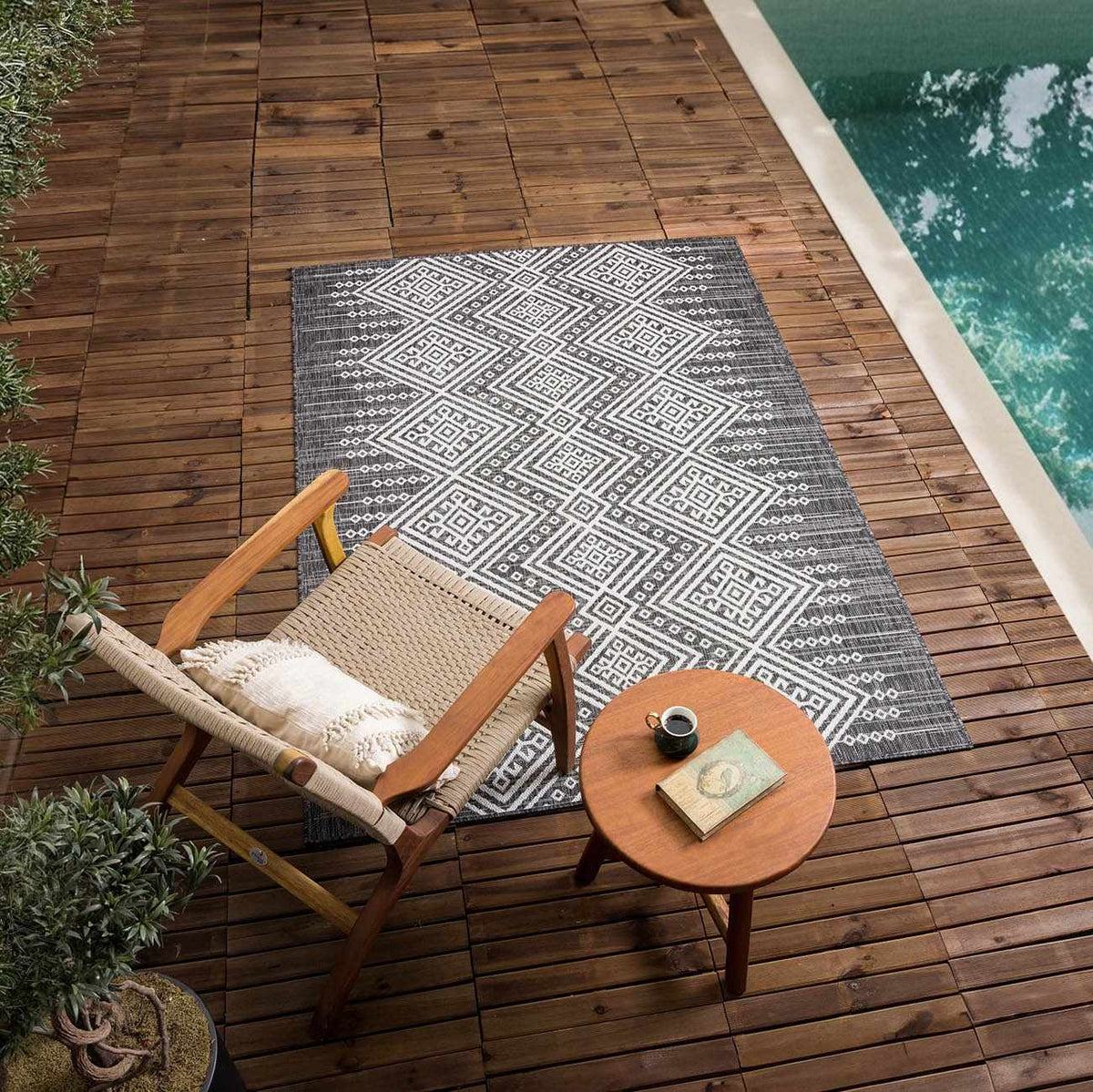 Frankville Black&White All Over Performance Outdoor Rug with diamond pattern for decks on Tampa Home & Garden Store