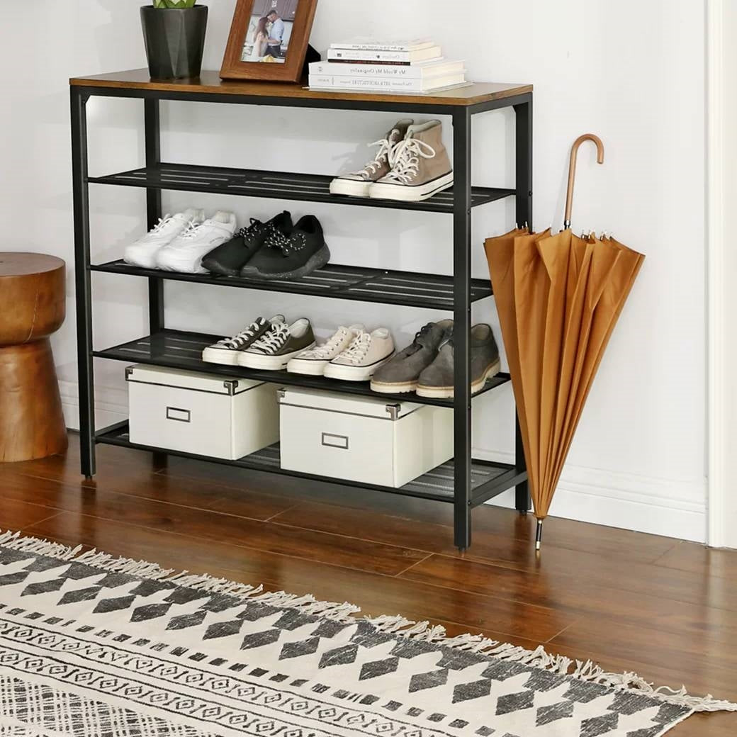 Zapatero de metal negro de 5 niveles con cubierta de madera marrón, estilo industrial moderno
