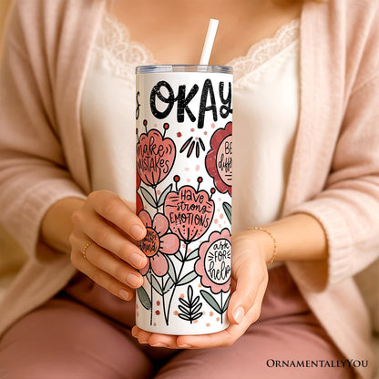 Vaso personalizado de 20 oz con frase "It's Okay Floral Affirmation" con tapa y pajita de acero inoxidable, regalo de taza de viaje motivacional bohemia.