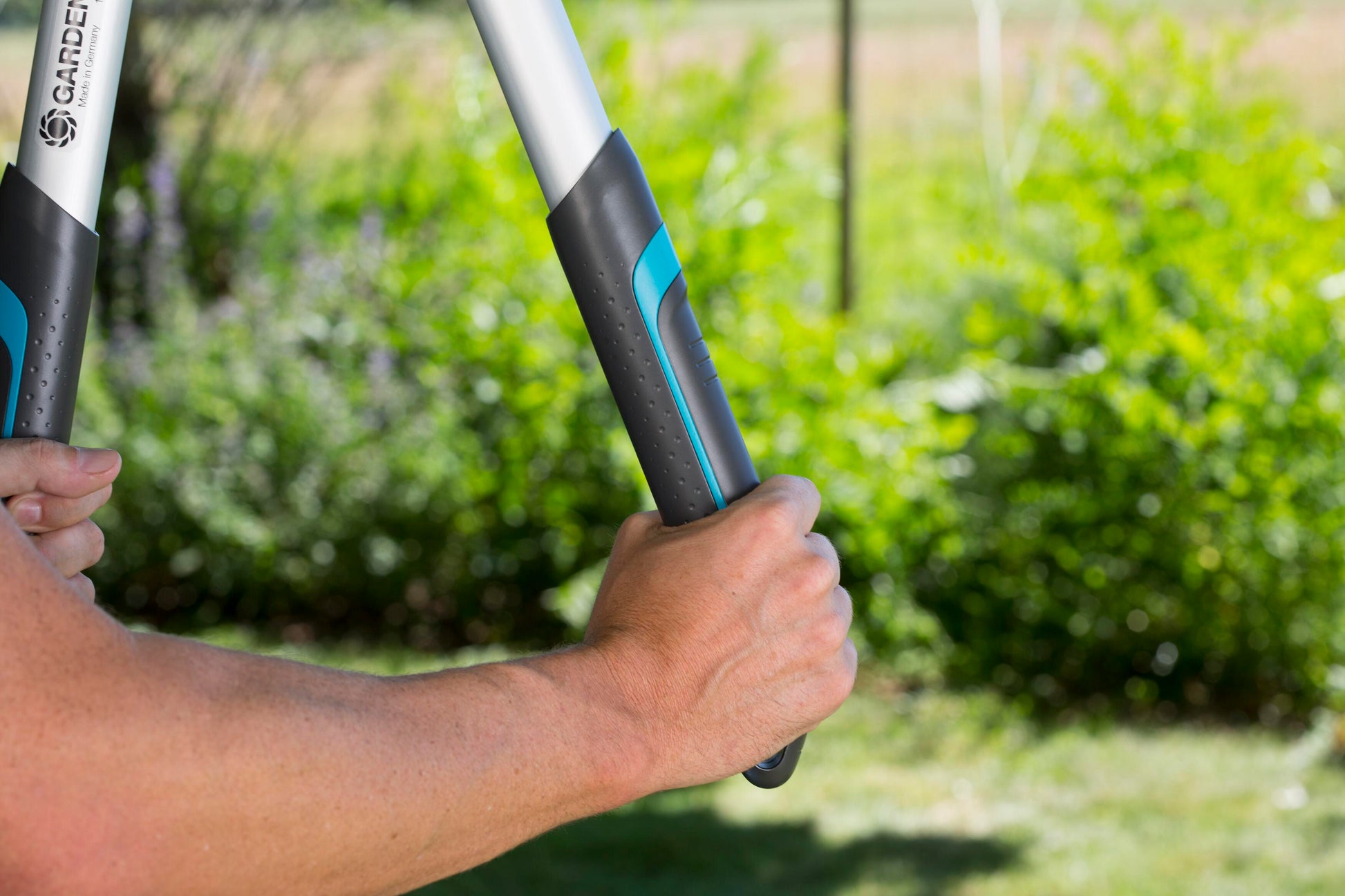 Gardena TeleCut 650-900 B pruning lopper with blue black grip, telescoping handles on Tampa Home & Garden Store