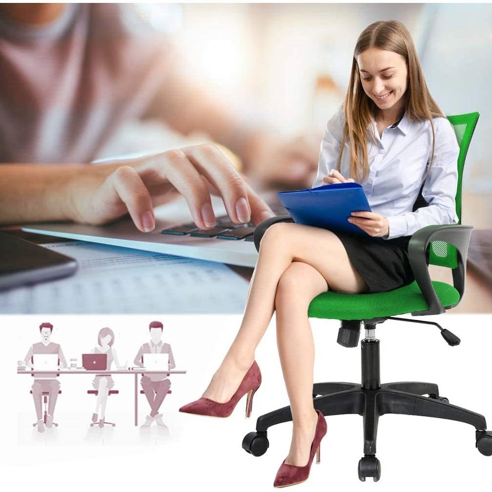 Silla de oficina ergonómica moderna de malla verde de respaldo medio con reposabrazos y ruedas