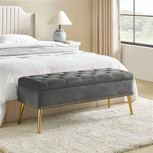 Banco otomana de almacenamiento moderno de mediados de siglo para pie de cama con asiento de terciopelo gris y patas doradas
