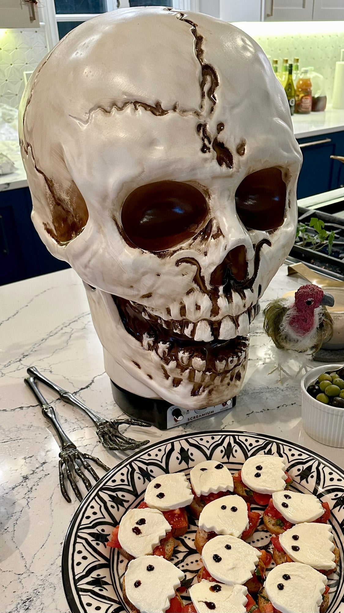 Lámpara de utilería animatrónica con forma de calavera gigante de 50 cm de altura, de poliresina resistente, decoración de Halloween
