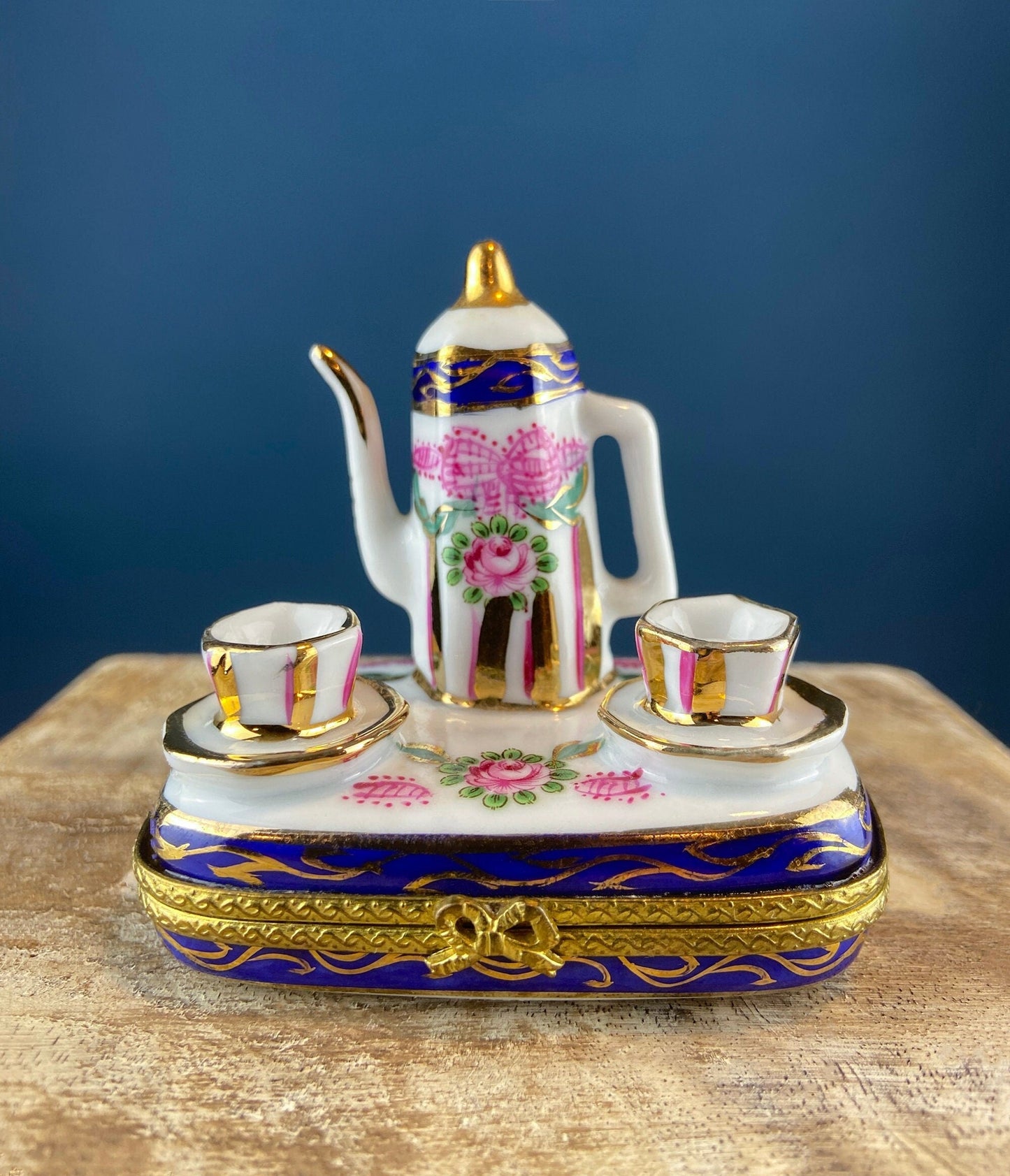 Golf Club Bag Collectible Porcelain Limoges Box.  Miniature Hand Painted Pill or Trinket Box. Gift for Golfing Dad, Buddy, Him Her. - Tampa Home & Garden Store