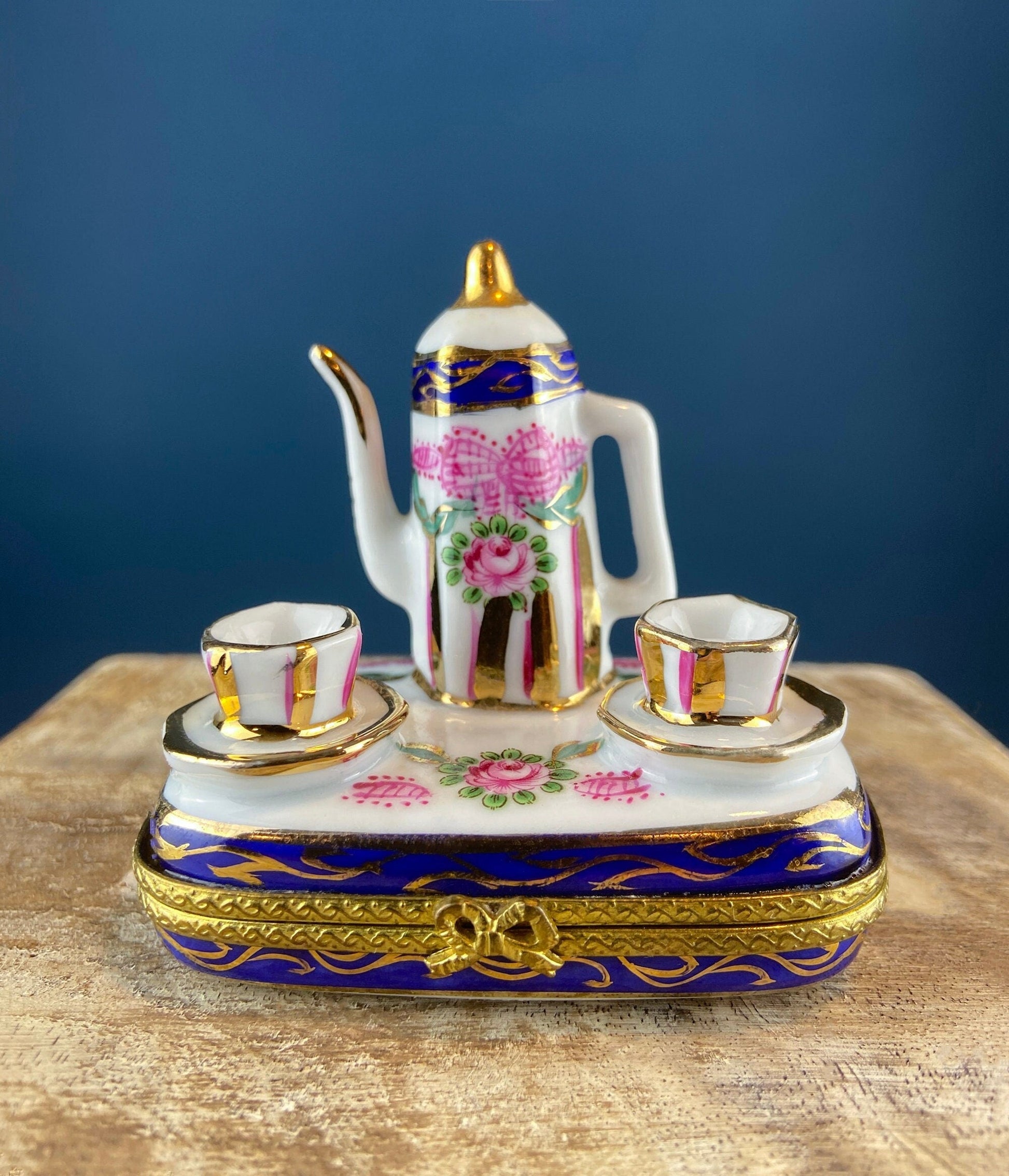 Golf Club Bag Collectible Porcelain Limoges Box.  Miniature Hand Painted Pill or Trinket Box. Gift for Golfing Dad, Buddy, Him Her. - Tampa Home & Garden Store