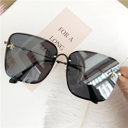 Stevvex square sunglasses with gradient lenses, black frame and bee-embellished corners on Tampa Home & Garden Store